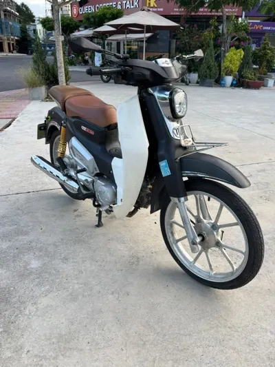 50cc摩托车2022 – LED光学系统、半自动变速箱、行驶8500公里、极好状况