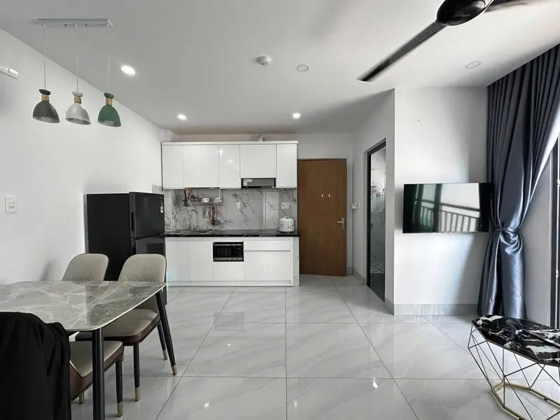 2-bedroom apartment with balcony for rent on Thích Quảng Đức, 17.5M VND/month — 3/10