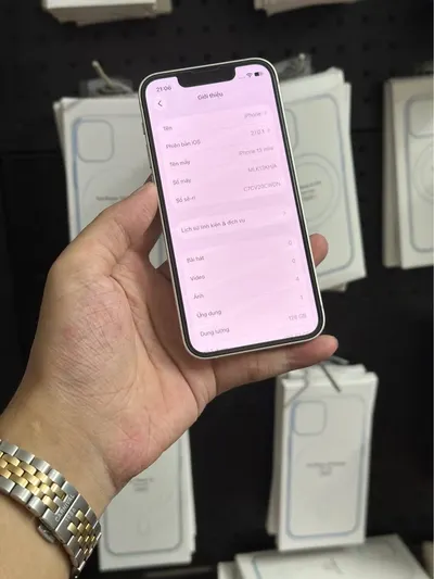 iPhone 13 mini 128GB màu trắng, đã qua sử dụng, khoảng 6 triệu VND — 4/9