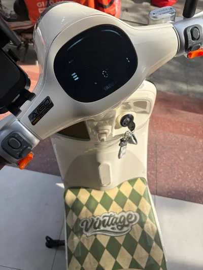 Yadea Ova retro electric scooter for sale — 3/5