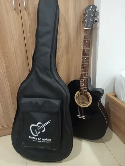 Moving sale: acoustic guitar and hiking backpack, Nha Trang