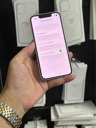 iPhone 13 mini 128GB màu trắng, đã qua sử dụng, khoảng 6 triệu VND — 5/9