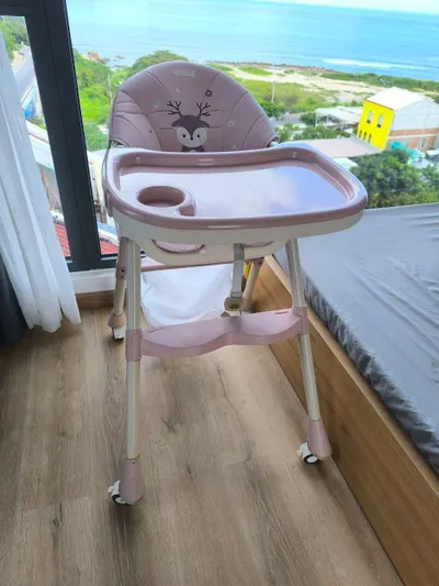 Multi-item sale: tennis racket, sterilizer, kids' high chair, blanket, and more — 4/7