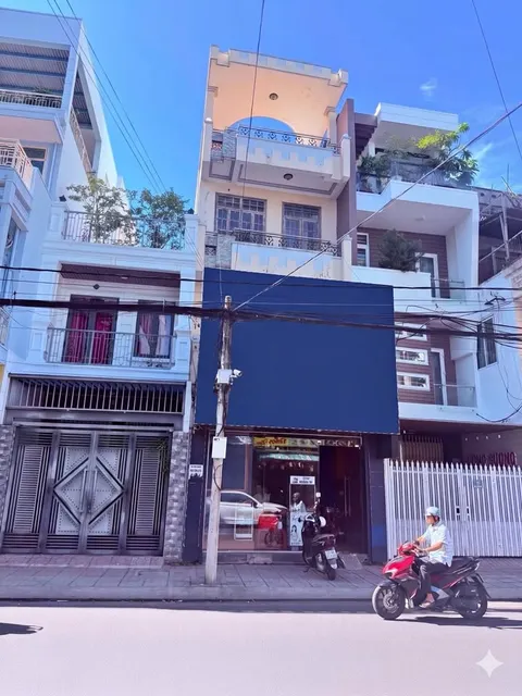 Whole house for rent in city centre, 8 bedrooms, 40M VND/month