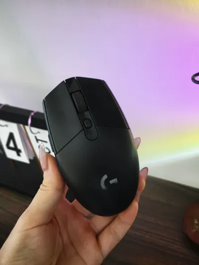 Logitech G304 gaming mouse for sale, 200,000 VND