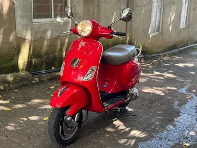 스타일리시한 빨간색 Vespa 스쿠터 – 최상 상태