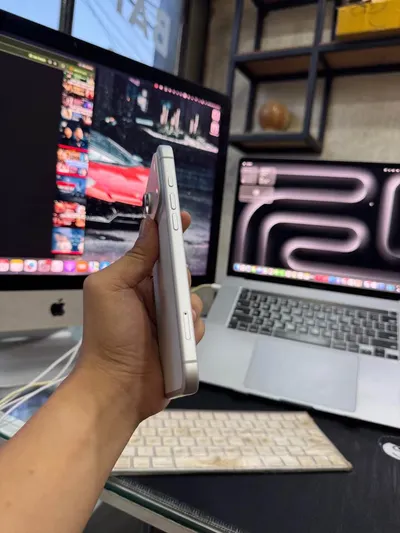 iPhone 17 Pro Max 256GB, like new, 31.99M VND — 4/6