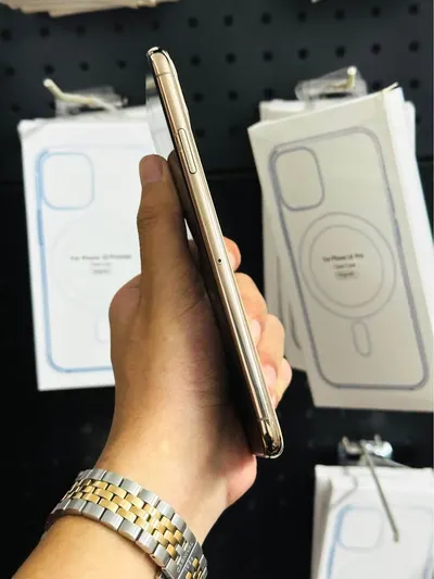 iPhone 11 Pro Max Gold 256GB, clearance price — 3/6