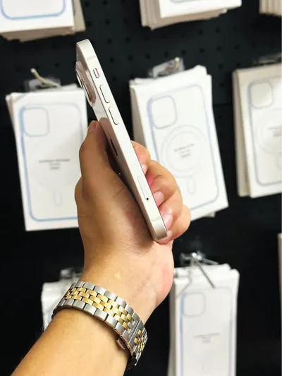 iPhone 13 mini 128GB màu trắng, đã qua sử dụng, khoảng 6 triệu VND — 7/9